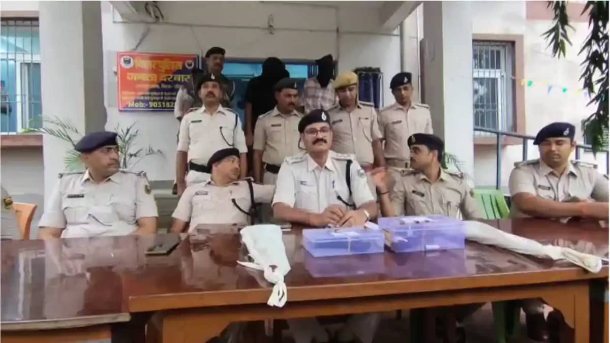 Bihar News : बांका पुलिस ने 6 कांडों के आरोपी कुख्यात शुभम भ Bihar News : बांका पुलिस ने 6 कांडों के आरोपी कुख्यात शुभम भ