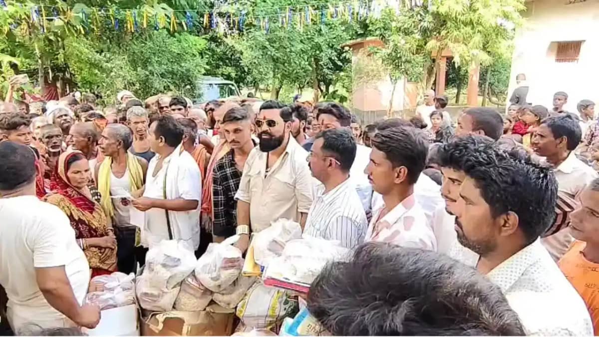 Bihar Flood : भोजपुर में बाढ़ पीड़ितों के बीच पवन सिंह की टी Bihar Flood : भोजपुर में बाढ़ पीड़ितों के बीच पवन सिंह की टी