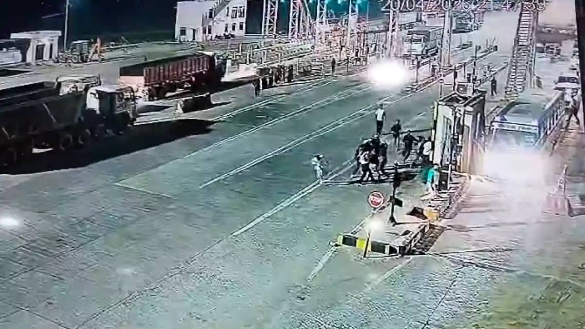 Bihar Crime : जहानाबाद में पुलिस टीम पर असामाजिक तत्वों ने क Bihar Crime : जहानाबाद में पुलिस टीम पर असामाजिक तत्वों ने क