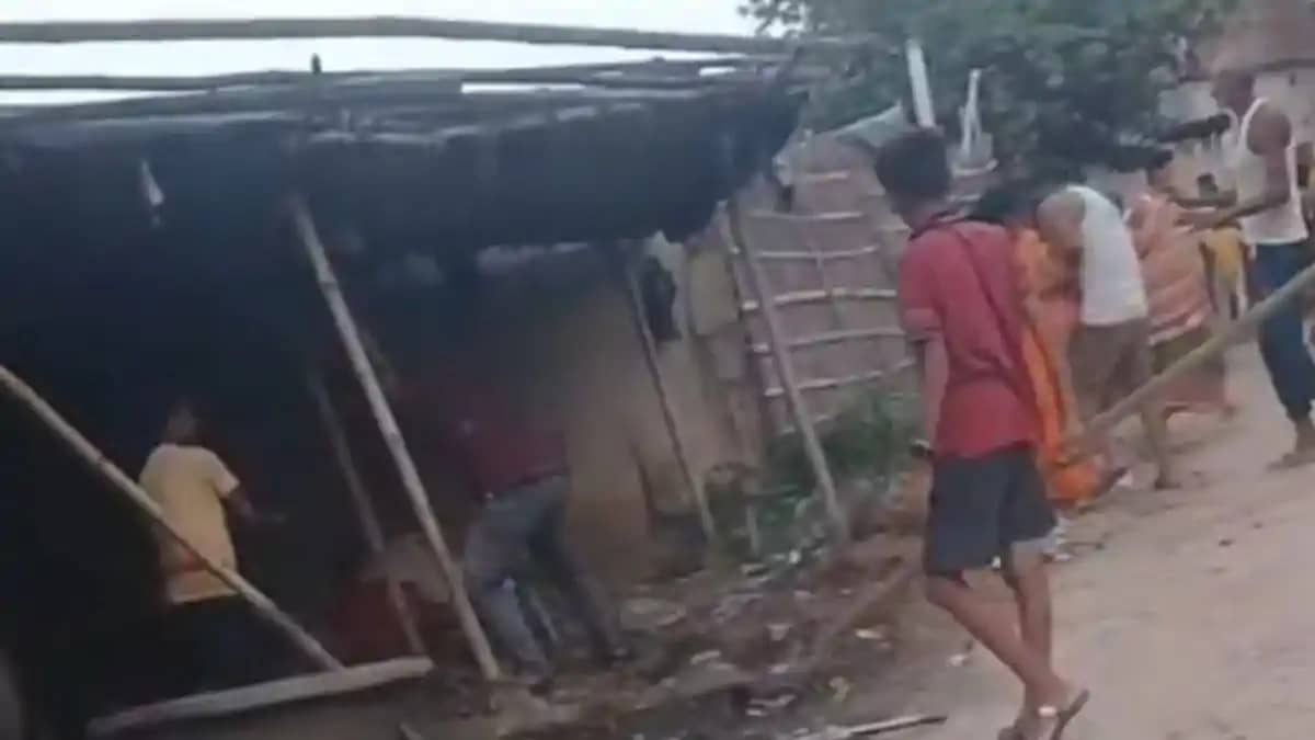 मुजफ्फरपुर में दिव्यांग PDS डीलर और परिवार पर जानलेवा हमला, मुजफ्फरपुर में दिव्यांग PDS डीलर और परिवार पर जानलेवा हमला,