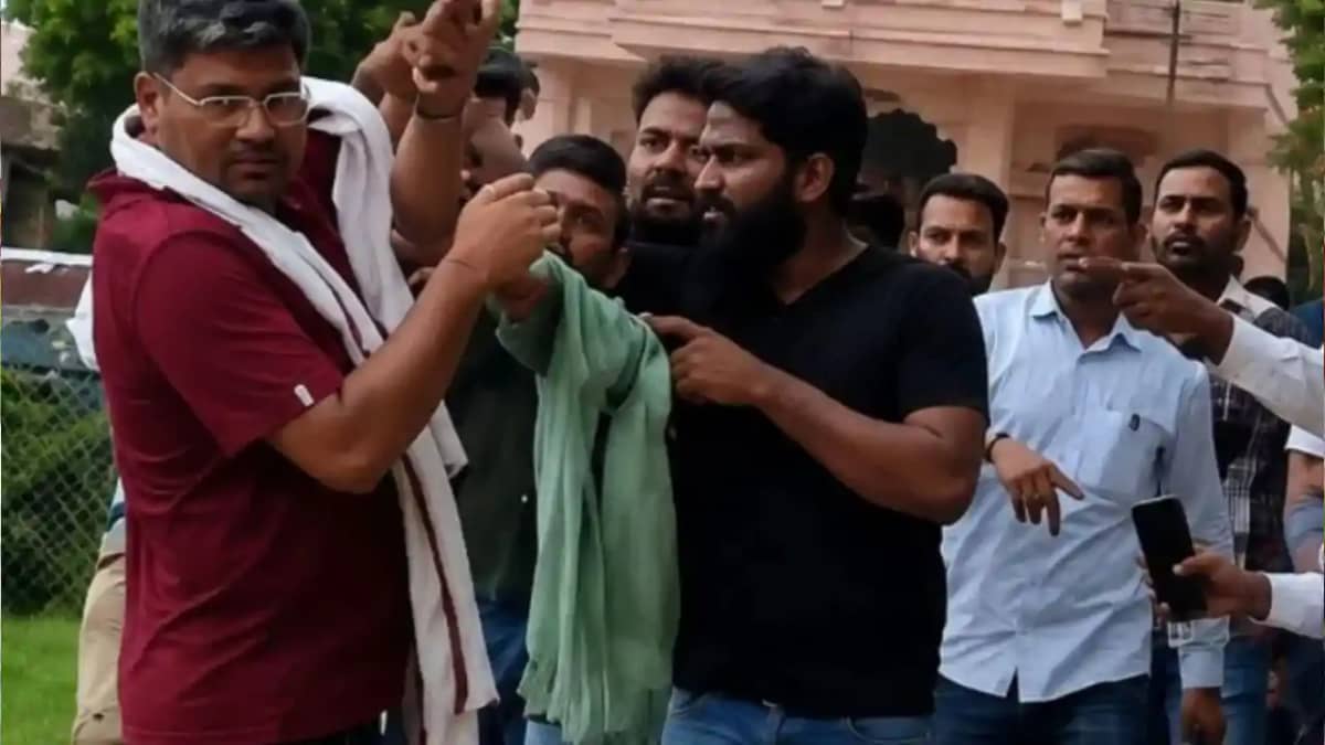 CJP कार्यकर्ताओं-ग्रामीणों के बीच जमकर हुआ जूत्तम पैजार, आशु CJP कार्यकर्ताओं-ग्रामीणों के बीच जमकर हुआ जूत्तम पैजार, आशु