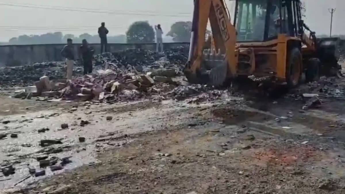 Bihar News: अवैध शराब पर चला बुलडोजर, गोपालगंज में 12 हजार ल Bihar News: अवैध शराब पर चला बुलडोजर, गोपालगंज में 12 हजार ल