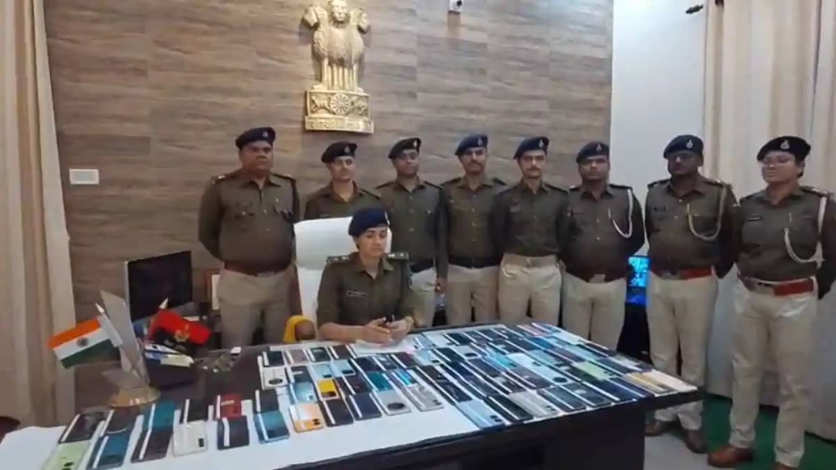 Purnia police returned 115 mobile phones Purnia police returned 115 mobile phones