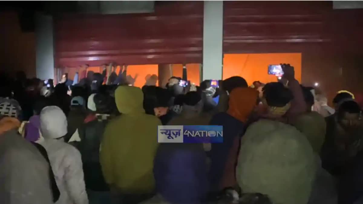 Bihar News : वैशाली के कावेरी हीरो मोटरसाइकिल एजेंसी में लगी Bihar News : वैशाली के कावेरी हीरो मोटरसाइकिल एजेंसी में लगी