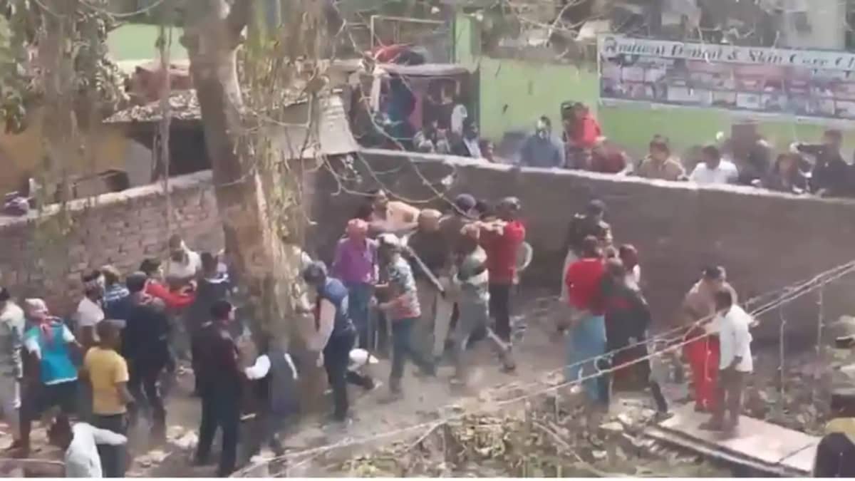 पूर्व सीओ की दबंगई! वीडियो बना रही छात्रा पर उठाया हाथ, महिल पूर्व सीओ की दबंगई! वीडियो बना रही छात्रा पर उठाया हाथ, महिल