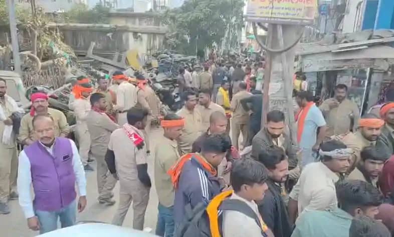 गुनाह बस इतना कि कार रॉन्ग साइड से आई थी! जेल कर्मियों ने BS गुनाह बस इतना कि कार रॉन्ग साइड से आई थी! जेल कर्मियों ने BS