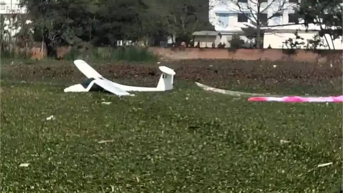 IAF माइक्रोलाइट एयरक्राफ्ट क्रैश: केपी कॉलेज के तालाब में गि IAF माइक्रोलाइट एयरक्राफ्ट क्रैश: केपी कॉलेज के तालाब में गि