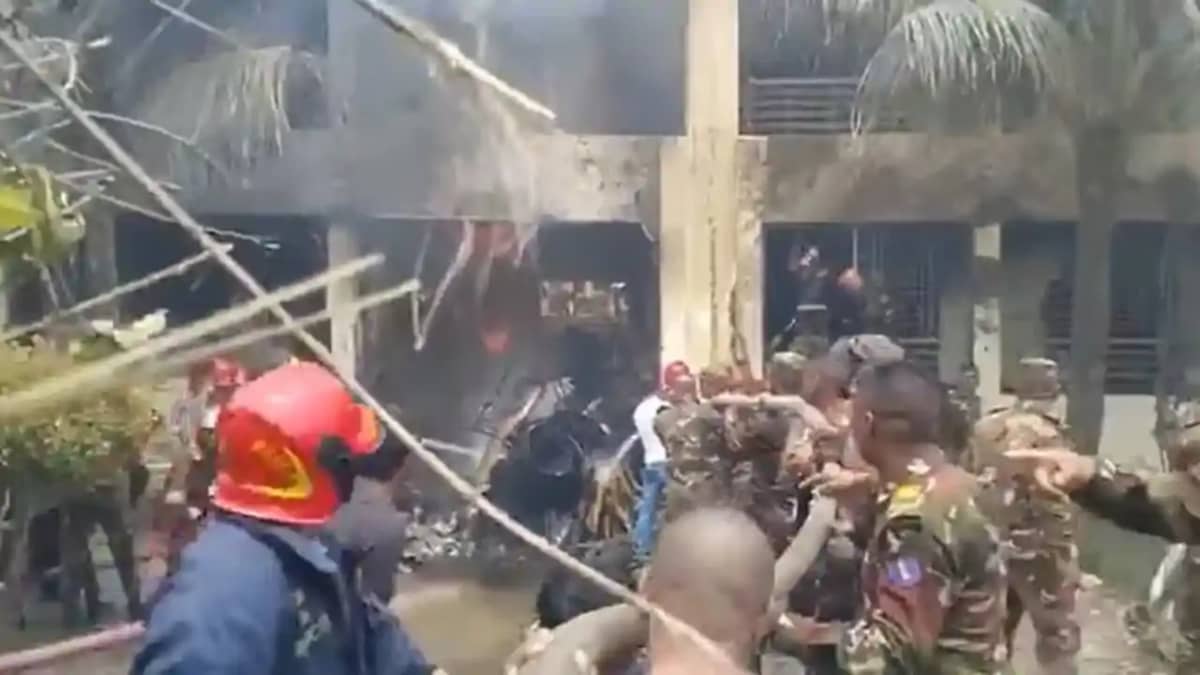 Plane crash - स्कूल पर गिरा एयरफोर्स का विमान, 19 की मौत, मर Plane crash - स्कूल पर गिरा एयरफोर्स का विमान, 19 की मौत, मर