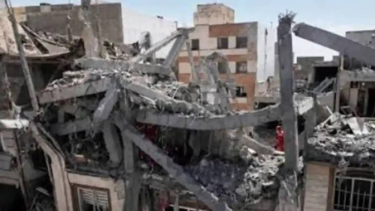 US Iran War Escalates as Airstrikes Continue Ceasefire Talks US Iran War Escalates as Airstrikes Continue Ceasefire Talks