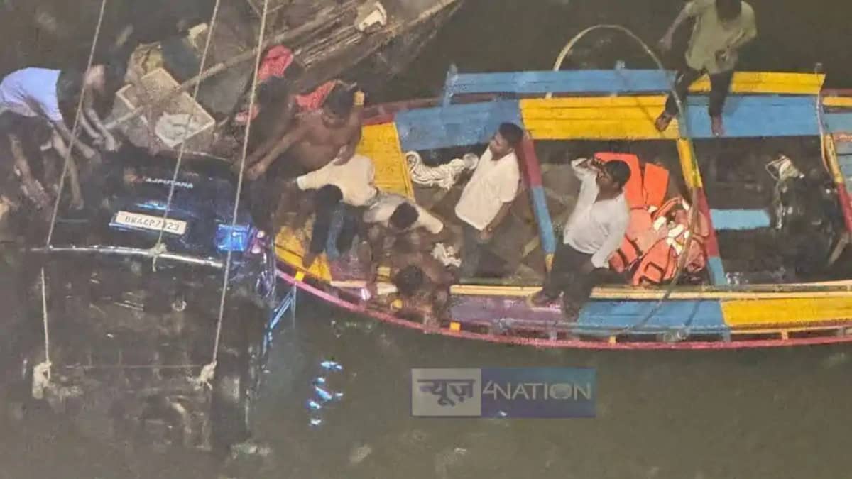गंगा नदीं में गिरी स्कॉर्पियो गंगा नदीं में गिरी स्कॉर्पियो