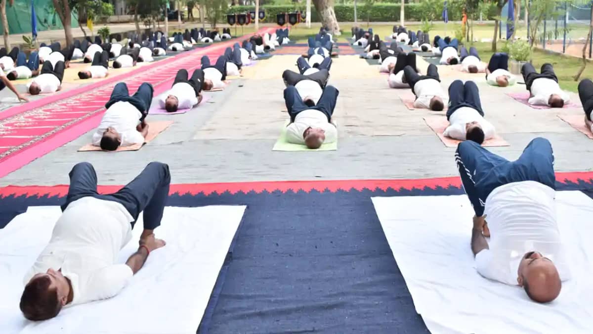 Bihar News : गयाजी में अंतर्राष्ट्रीय योग दिवस की धूम, सीआरप Bihar News : गयाजी में अंतर्राष्ट्रीय योग दिवस की धूम, सीआरप