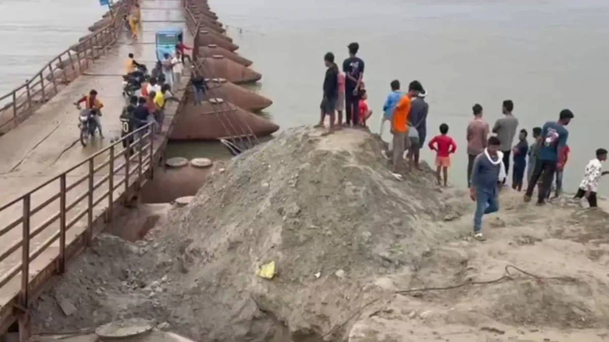 रेलिंग तोड़ गंगा में समाया ट्रैक्टर: पीपा पुल पर अनियंत्रित रेलिंग तोड़ गंगा में समाया ट्रैक्टर: पीपा पुल पर अनियंत्रित