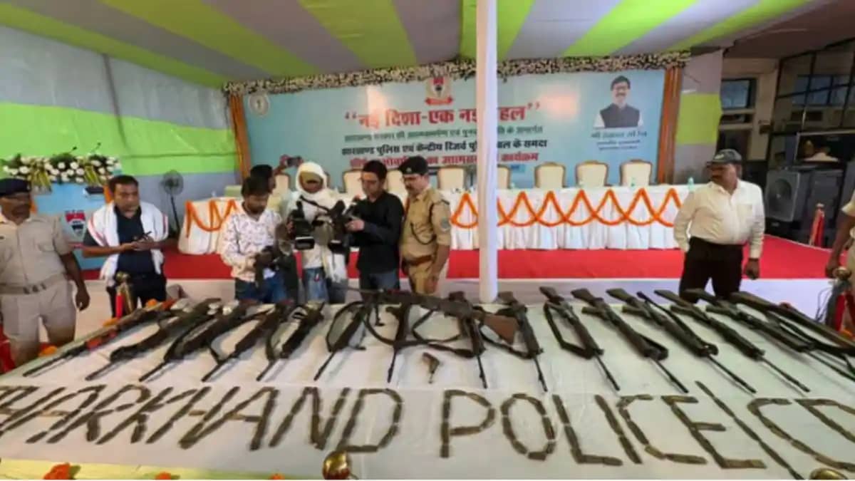 नक्सलवाद पर करारी चोट: DGP के सामने 27 नक्सलियों का सरेंडर, नक्सलवाद पर करारी चोट: DGP के सामने 27 नक्सलियों का सरेंडर,