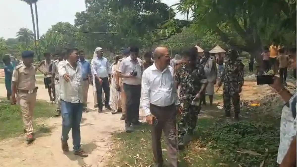 हाजीपुर में महादलित बस्ती की सड़क का रास्ता साफ: DM वर्षा सि हाजीपुर में महादलित बस्ती की सड़क का रास्ता साफ: DM वर्षा सि