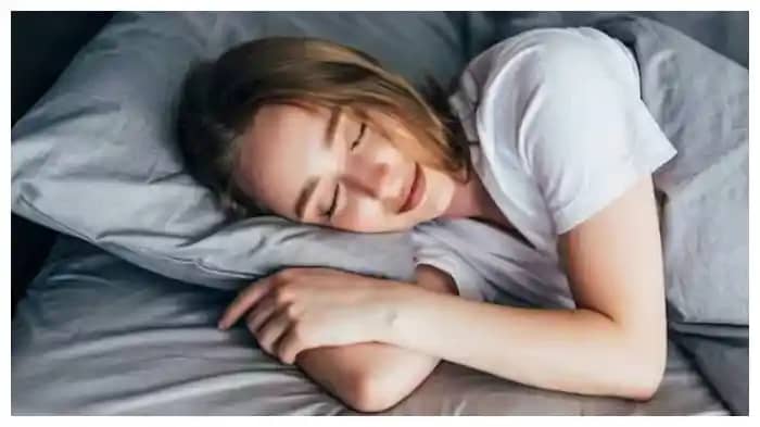 Health Tips: सोने से पहले इन हरकतों को करें इग्नोर, चैन की न Health Tips: सोने से पहले इन हरकतों को करें इग्नोर, चैन की न
