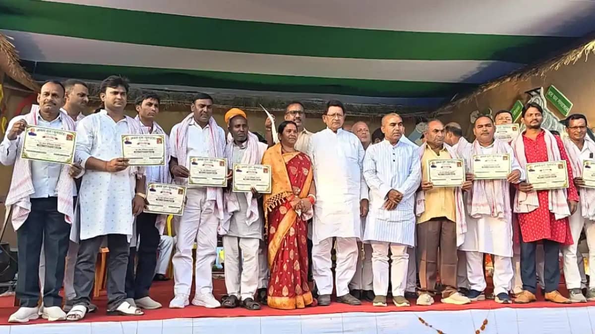 Bihar News : गया में जदयू की ‘20 साल बेमिसाल’ प्रदर्शनी का ह Bihar News : गया में जदयू की ‘20 साल बेमिसाल’ प्रदर्शनी का ह