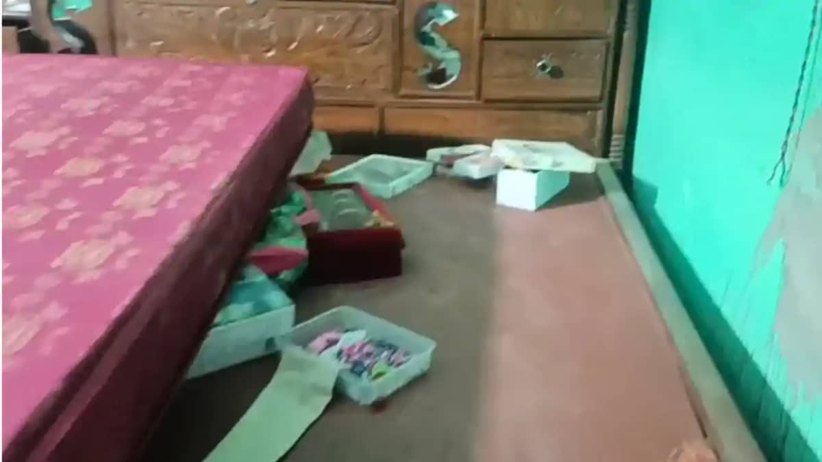 Bihar News : मुंगेर में चोरों ने सीआरपीएफ जवान के बंद घर को Bihar News : मुंगेर में चोरों ने सीआरपीएफ जवान के बंद घर को