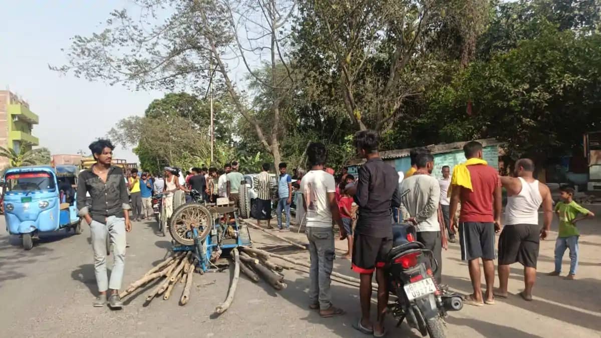 वैशाली में तेज रफ्तार कार ने जुगाड़ गाड़ी को ठोका, चालक की म वैशाली में तेज रफ्तार कार ने जुगाड़ गाड़ी को ठोका, चालक की म