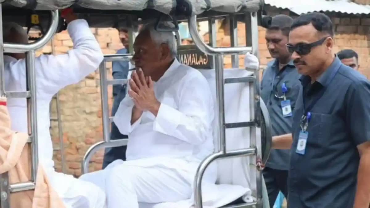 Bihar News : नालंदा में टोटो पर सवार होकर सिरसी गांव में पहु Bihar News : नालंदा में टोटो पर सवार होकर सिरसी गांव में पहु