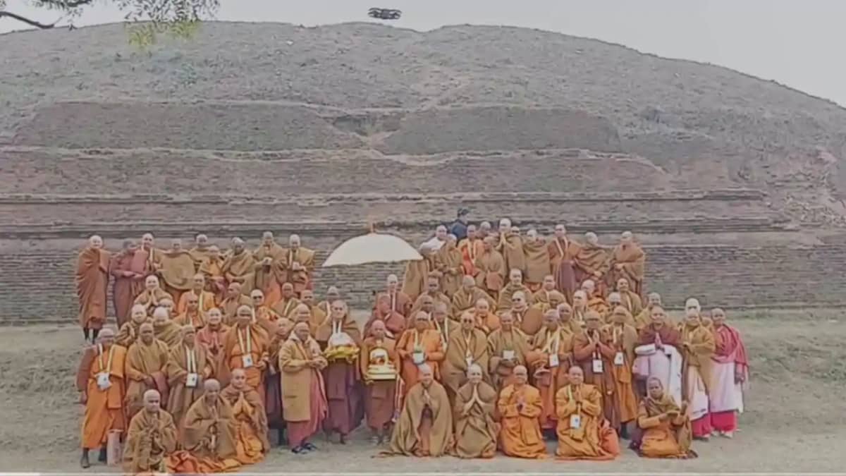 Bihar News: भगवान बुद्ध की अस्थि धातु संग नंदनगढ़ पहुंचीं 13 Bihar News: भगवान बुद्ध की अस्थि धातु संग नंदनगढ़ पहुंचीं 13