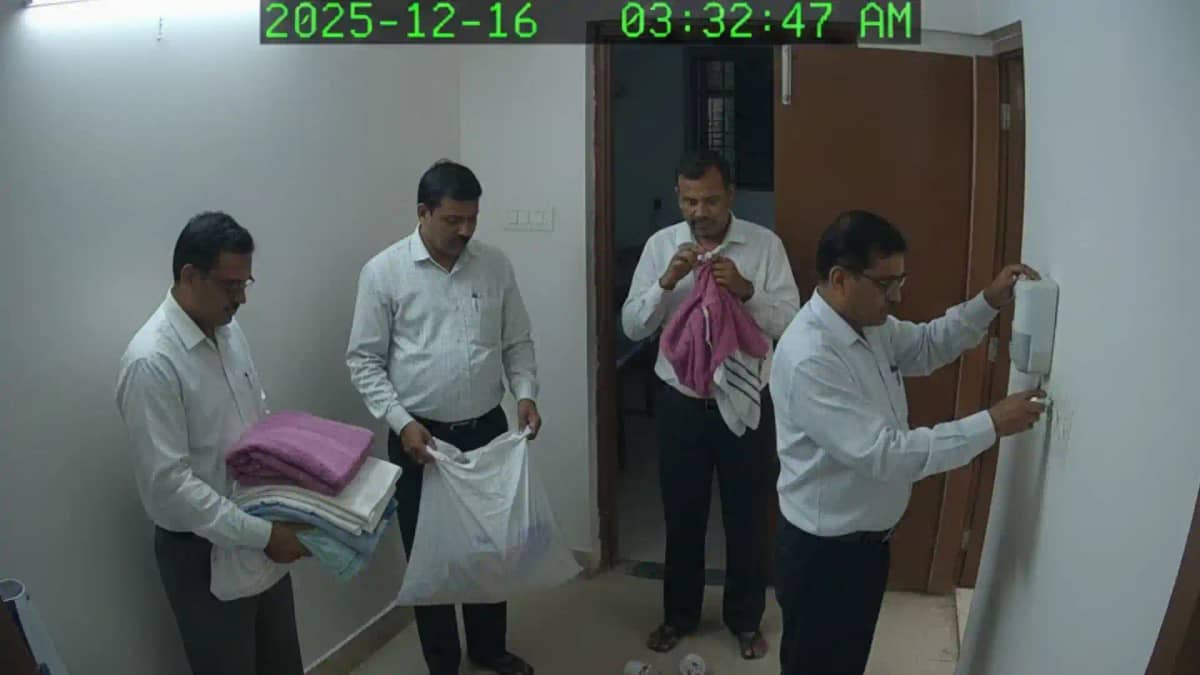 शिक्षकों की शर्मनाक करतूत: ट्रेनिंग सेंटर में बल्ब, बेडशीट, शिक्षकों की शर्मनाक करतूत: ट्रेनिंग सेंटर में बल्ब, बेडशीट,