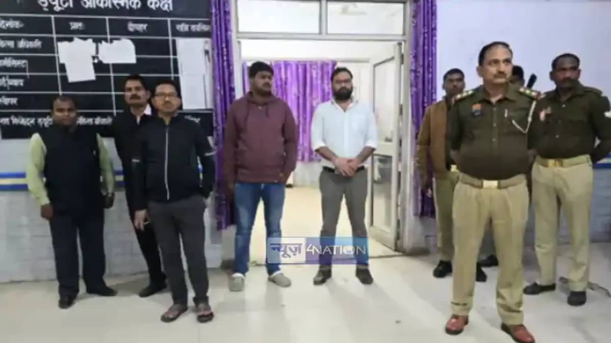 Mahakumbh 2025 : सिवान से महाकुम्भ जा रही बस को अनियंत्रित ट Mahakumbh 2025 : सिवान से महाकुम्भ जा रही बस को अनियंत्रित ट