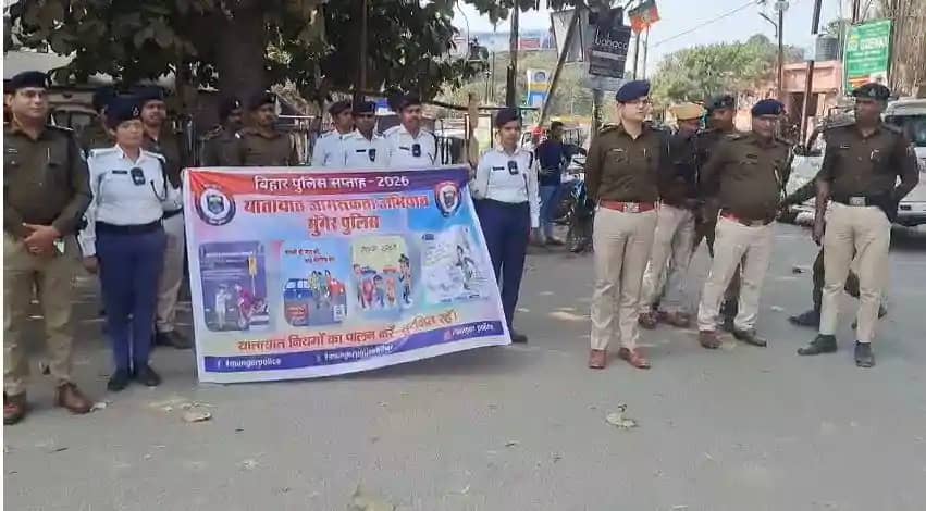 पुलिस की 'गांधीगिरी': नियम तोड़ने वालों का चालान नहीं, गुलाब पुलिस की 'गांधीगिरी': नियम तोड़ने वालों का चालान नहीं, गुलाब