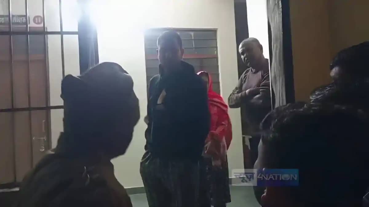 साहेब तीन दिन से गर्ल्स हॉस्टल में बिता रहे थे रात, छात्रों साहेब तीन दिन से गर्ल्स हॉस्टल में बिता रहे थे रात, छात्रों