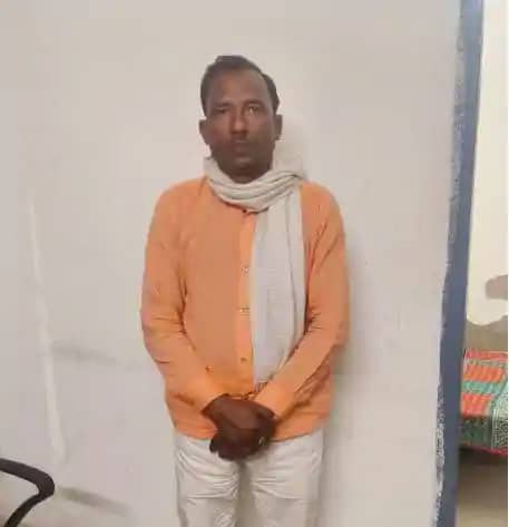 मुखिया आवास बना 'टॉर्चर रूम': गरीब युवक को जमीन पर थूक चटवाय मुखिया आवास बना 'टॉर्चर रूम': गरीब युवक को जमीन पर थूक चटवाय