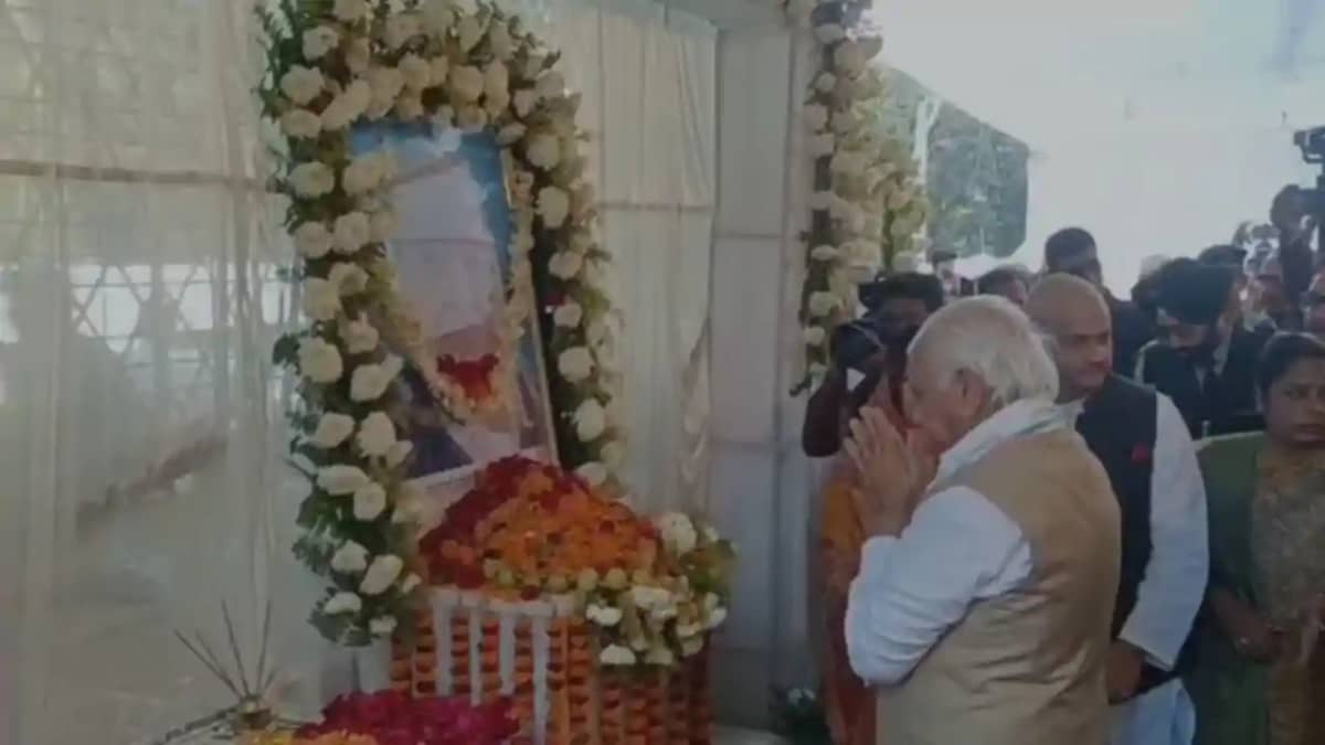Governor Pays Tribute to Mithila Queen Kamsundari Devi Governor Pays Tribute to Mithila Queen Kamsundari Devi