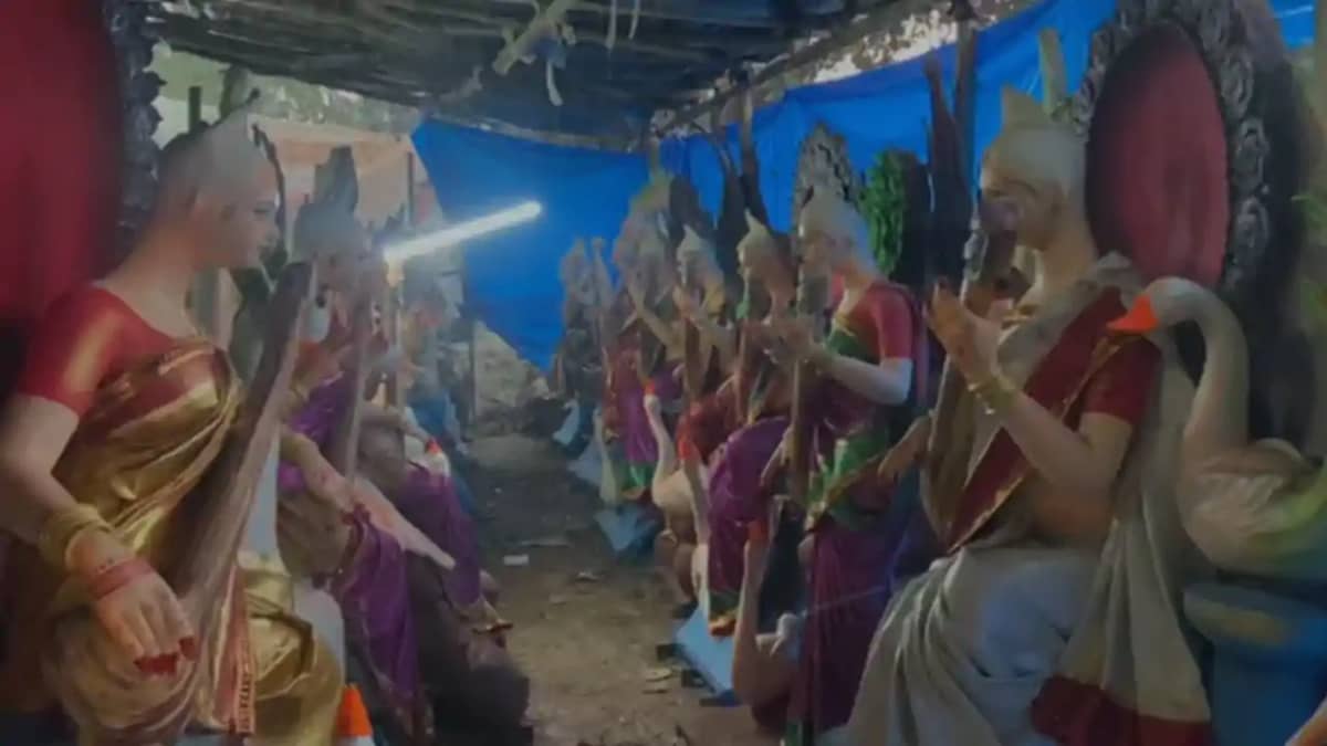 Munger Sculptors Race Against Time to Complete Saraswati Ido Munger Sculptors Race Against Time to Complete Saraswati Ido