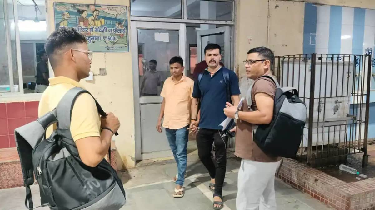 Bihar News : सीबीआई की टीम ने रक्सौल रेलवे स्टेशन पर घुसखोर Bihar News : सीबीआई की टीम ने रक्सौल रेलवे स्टेशन पर घुसखोर