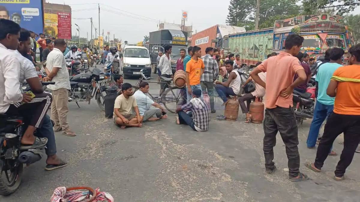 Gas Crisis Sparks Anger Consumers Block Highways in Bihar Gas Crisis Sparks Anger Consumers Block Highways in Bihar