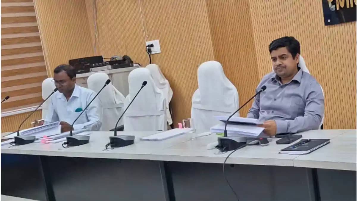 सुपौल में डीएम का कड़ा एक्शन: बाढ़ से पहले तटबंधों को मजबूत सुपौल में डीएम का कड़ा एक्शन: बाढ़ से पहले तटबंधों को मजबूत