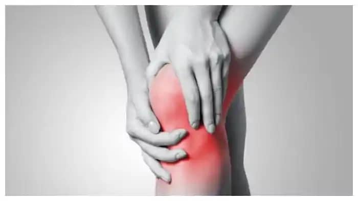 Health Tips: सर्दियों में हड्डियों में हो जाती है जकड़न, घु Health Tips: सर्दियों में हड्डियों में हो जाती है जकड़न, घु