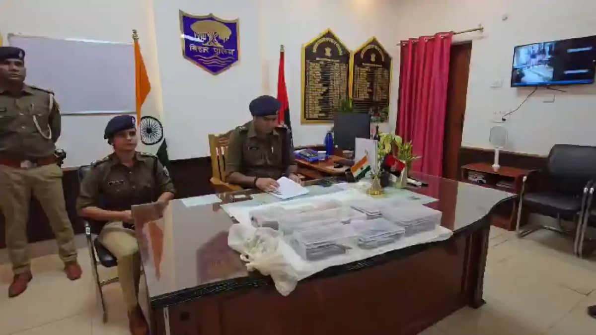 Bihar Crime : बेगूसराय पुलिस ने एनकाउंटर में जख्मी बदमाशों क Bihar Crime : बेगूसराय पुलिस ने एनकाउंटर में जख्मी बदमाशों क