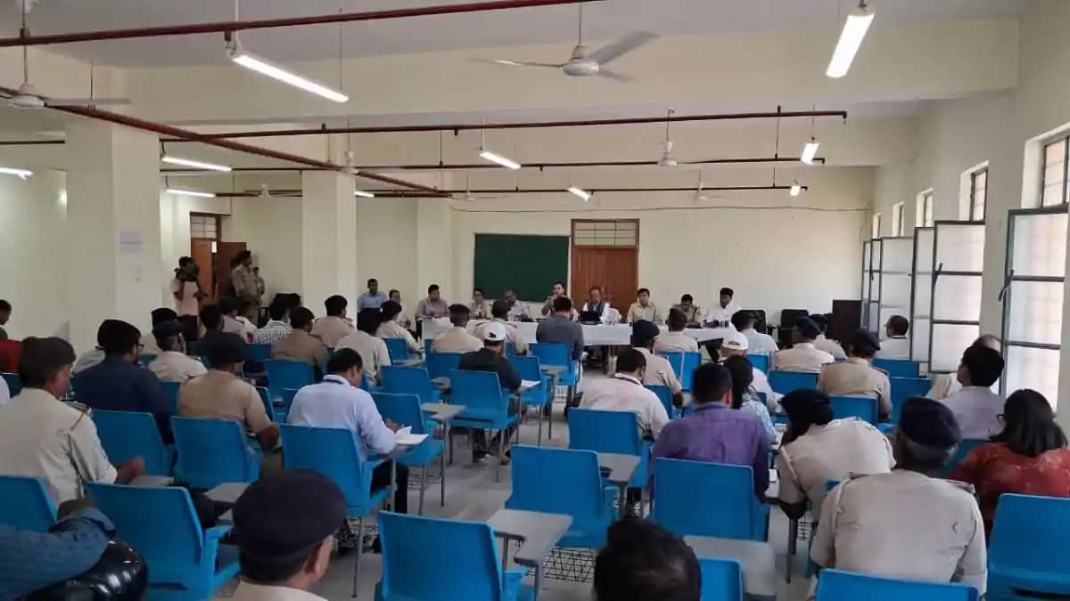 नवादा में स्नातक और शिक्षक MLC चुनाव की तैयारी पूरी: 23 अक्ट नवादा में स्नातक और शिक्षक MLC चुनाव की तैयारी पूरी: 23 अक्ट