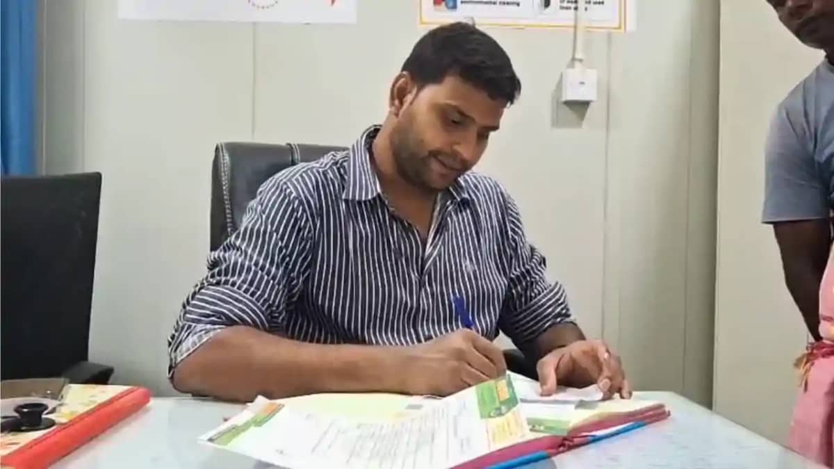 Bihar News : बगहा अस्पताल में डॉक्टर विजय कुमार बने मरीजों क Bihar News : बगहा अस्पताल में डॉक्टर विजय कुमार बने मरीजों क