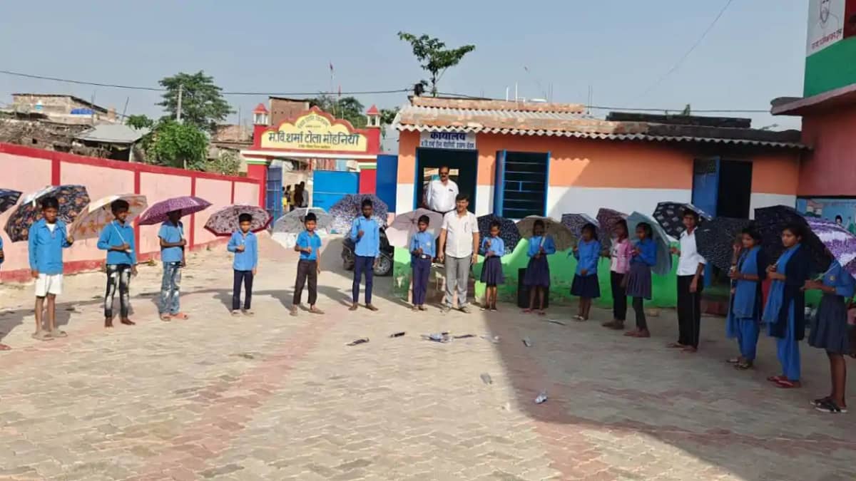 Khagaria Headmaster Distributes Umbrellas for Kids Amid Heat Khagaria Headmaster Distributes Umbrellas for Kids Amid Heat