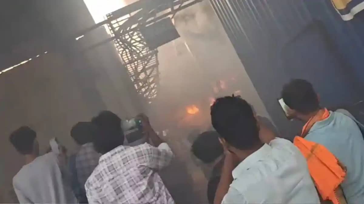 Fire Breaks Out at Muzaffarpur Station Fire Breaks Out at Muzaffarpur Station