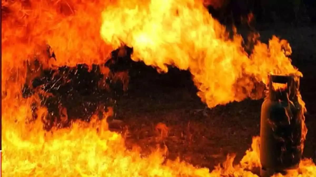 UP NEWS: आगरा में आग का तांडव, सिलेंडर लीक होने से लगी भीषण UP NEWS: आगरा में आग का तांडव, सिलेंडर लीक होने से लगी भीषण
