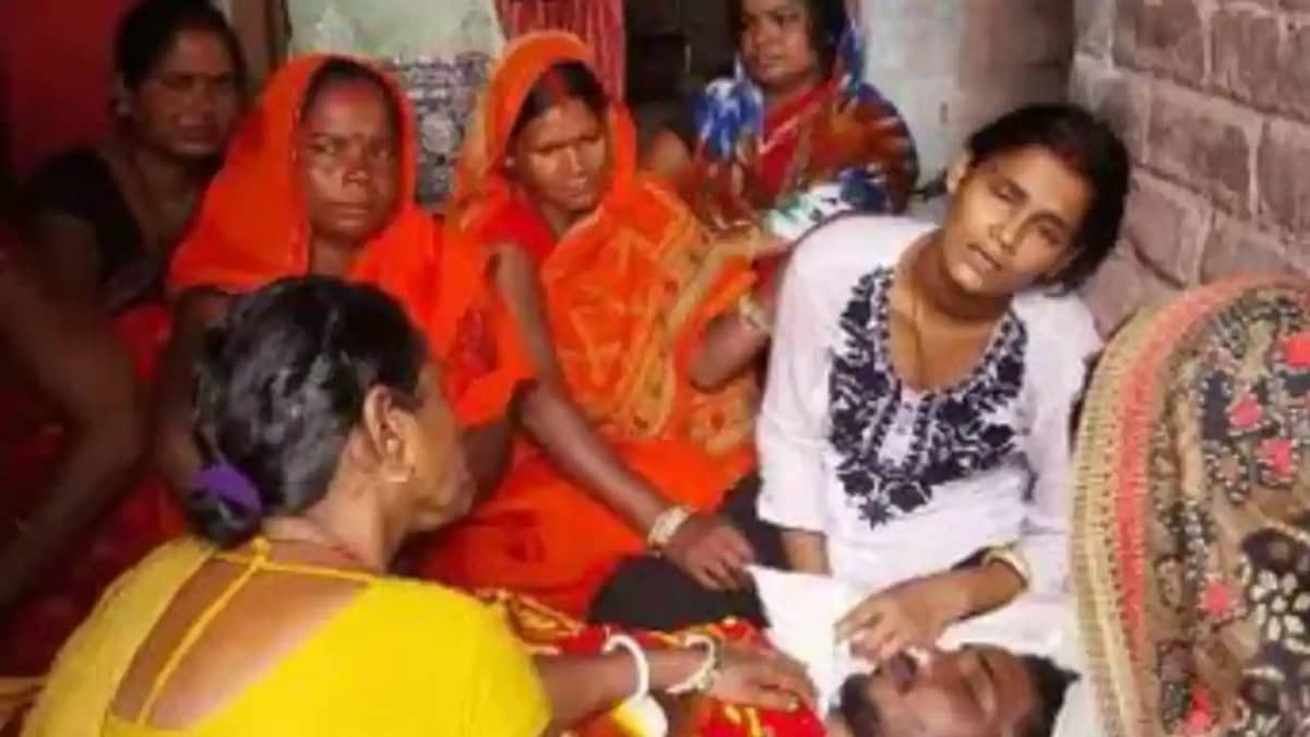 Bihar: प्रेमिका से मिलने पहुंचे युवक की पीट-पीटकर हत्या, युव Bihar: प्रेमिका से मिलने पहुंचे युवक की पीट-पीटकर हत्या, युव