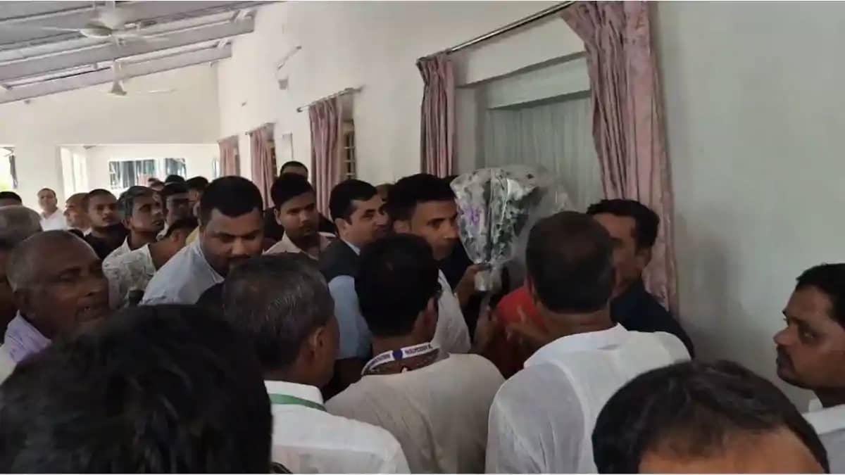 मंत्री निशांत से मुलाकात नहीं करने देने पर भड़के जदयू कार्यक मंत्री निशांत से मुलाकात नहीं करने देने पर भड़के जदयू कार्यक