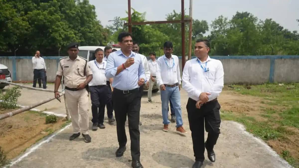 Bihar News : गया में ऊर्जा सचिव ने विद्युत व्यवस्था और परियो Bihar News : गया में ऊर्जा सचिव ने विद्युत व्यवस्था और परियो