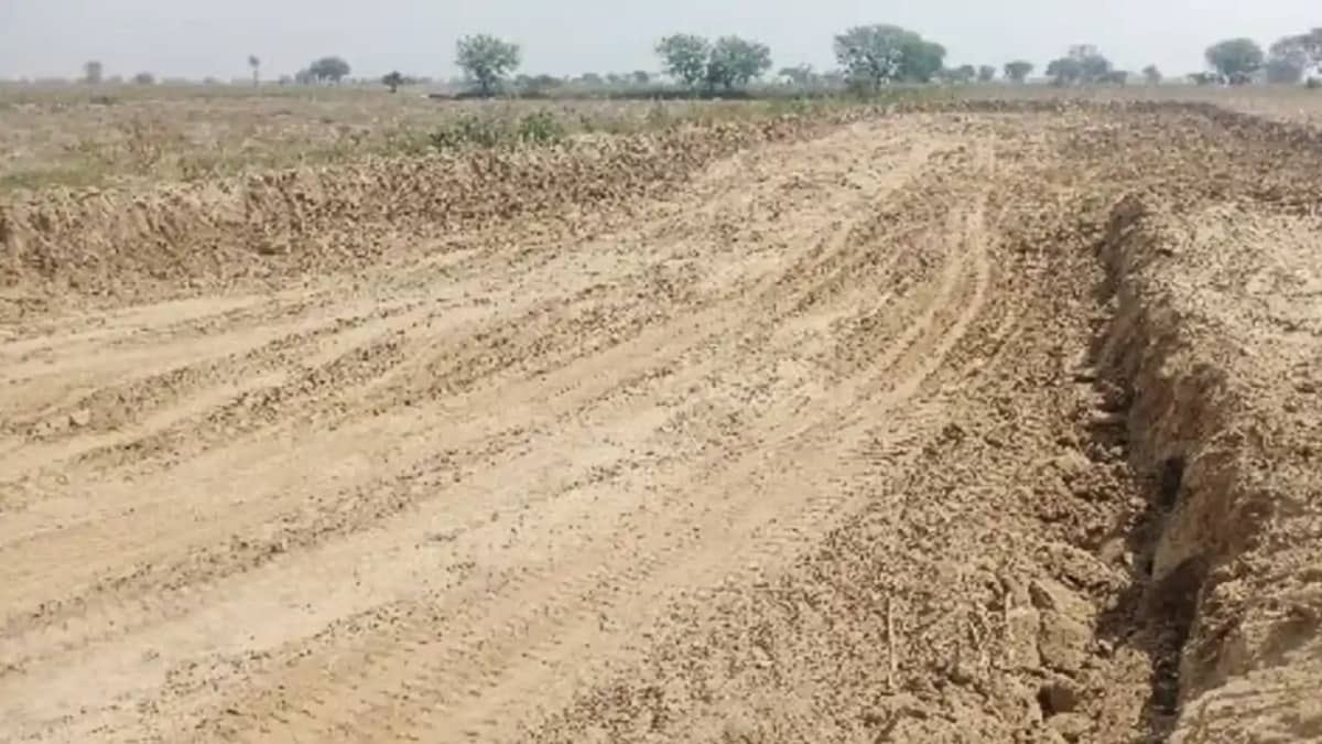 Bihar News : बांका में BSAP-10 की जमीन से अवैध मिट्टी उत्खनन Bihar News : बांका में BSAP-10 की जमीन से अवैध मिट्टी उत्खनन