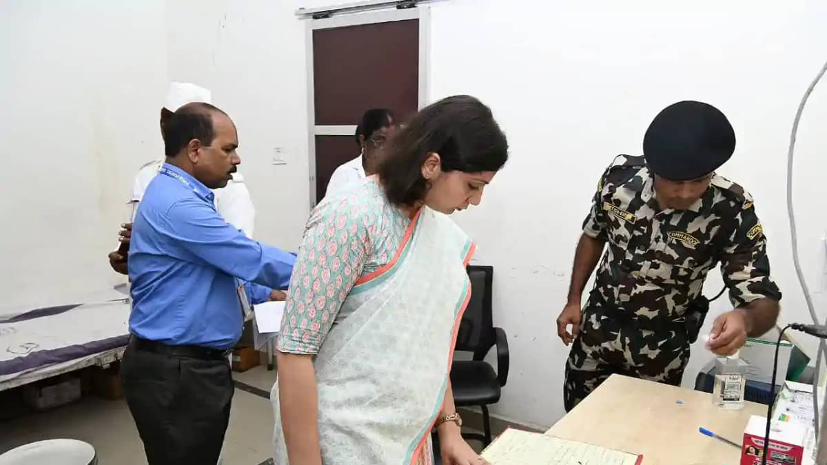 Bihar News: CHC के प्रभारी समेत कई डॉक्टर-कर्मी गायब, डीएम म Bihar News: CHC के प्रभारी समेत कई डॉक्टर-कर्मी गायब, डीएम म