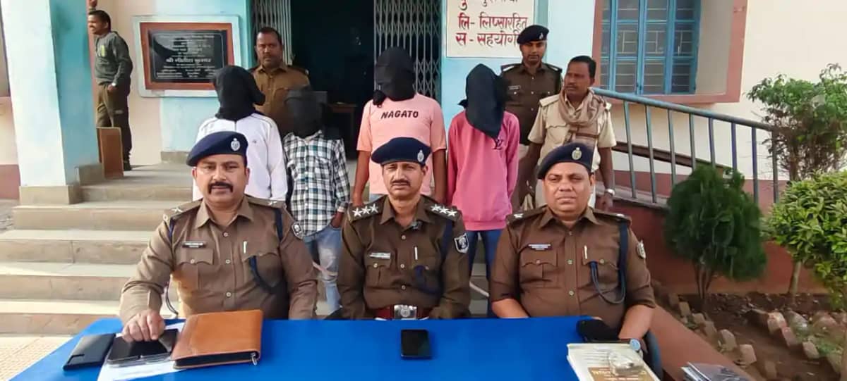 पुलिस का नशे पर प्रहार: 29 पुड़िया ब्राउन शुगर के साथ 4 तस्क पुलिस का नशे पर प्रहार: 29 पुड़िया ब्राउन शुगर के साथ 4 तस्क