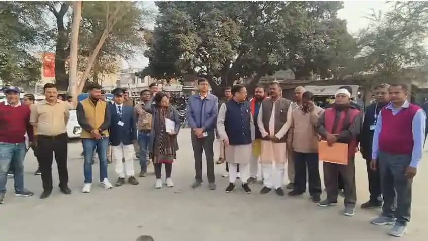 बगहा स्टेशन पर यात्री सुविधाओं की बदहाली देख बिफरे सांसद, अध बगहा स्टेशन पर यात्री सुविधाओं की बदहाली देख बिफरे सांसद, अध
