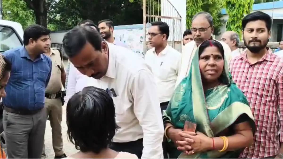 Bihar News : खगड़िया में मिड-डे मील में मरा हुआ सांप मिलने स Bihar News : खगड़िया में मिड-डे मील में मरा हुआ सांप मिलने स
