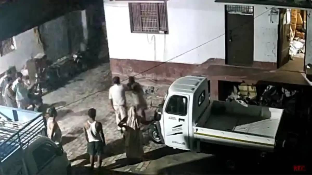 Bihar News : जमीन विवाद की जांच करने गए आईओ ने बुजुर्ग दम्पत Bihar News : जमीन विवाद की जांच करने गए आईओ ने बुजुर्ग दम्पत